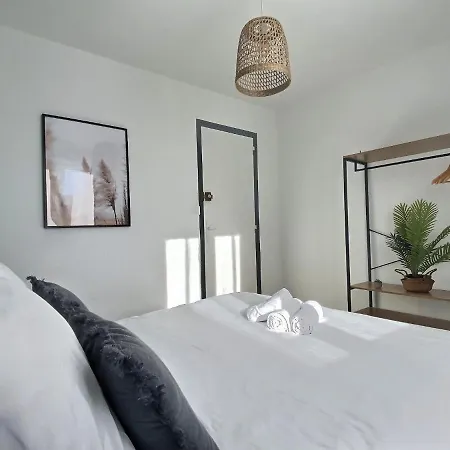 Hébergement de vacances Superbe * Maison Moderne * Proche Centre * Parking Prive