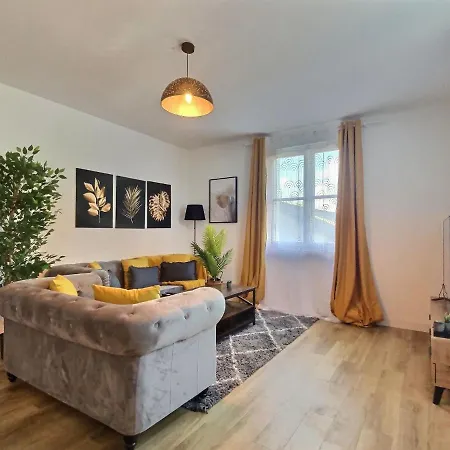 Hébergement de vacances Superbe * Maison Moderne * Proche Centre * Parking Prive *